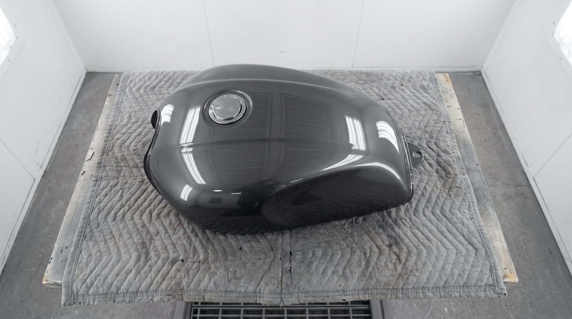 鏡のような艶に仕上げたバイクの燃料タンク
